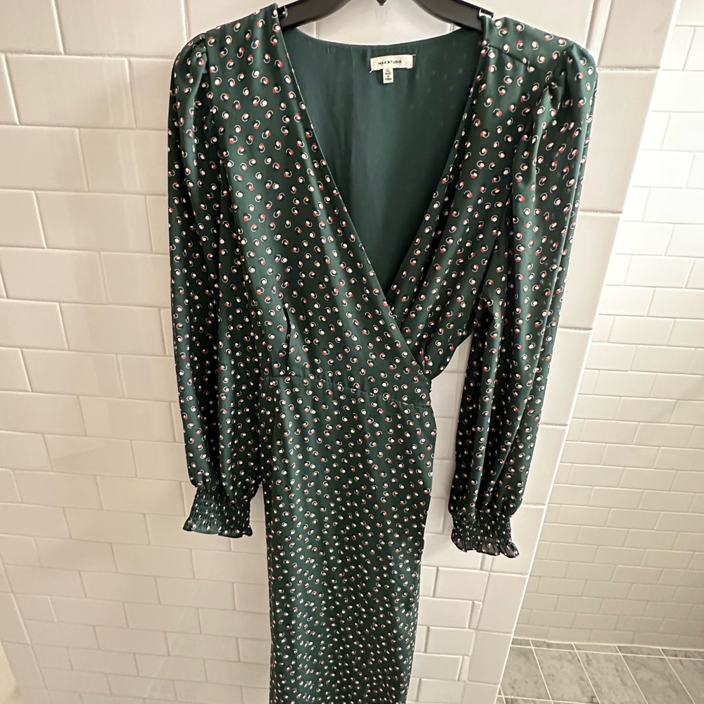 Max Studio XL Olive wrap dress below knees, long sleeves, v neck. Worn once.